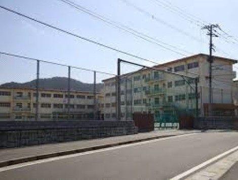 長尾小学校(350m)