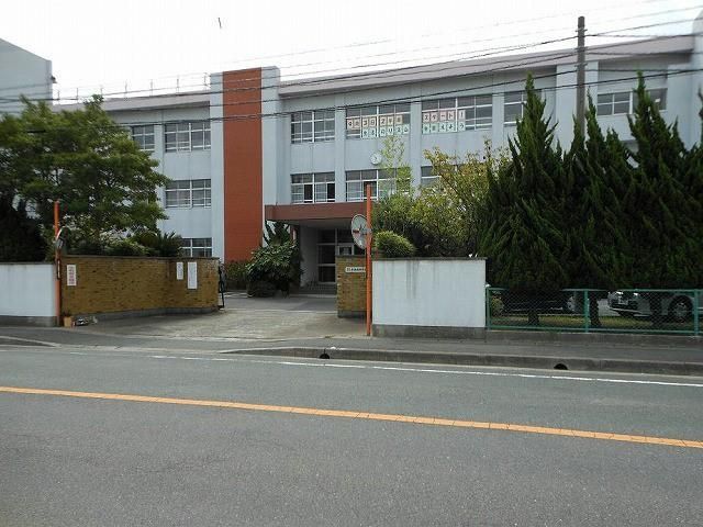 水巻町立水巻南中学校(350m)