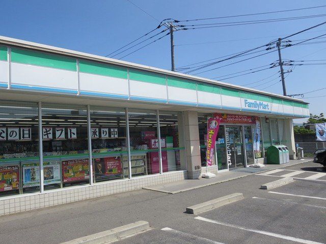ファミリーマート　里庄里見店まで750m