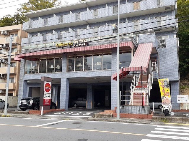 ガスト生田駅前店まで260m