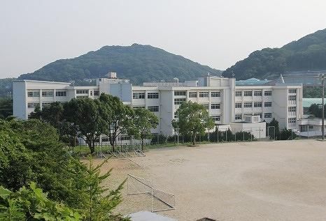 水巻町立水巻中学校(1350m)