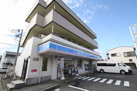 コンビニ「ローソン厚木飯山店まで850m」