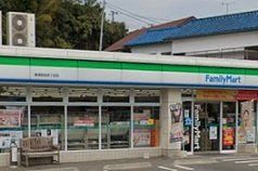ファミリーマートまで592m