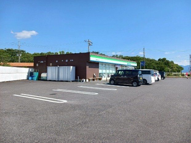 ファミリーマート霧島ヶ丘前店まで100m