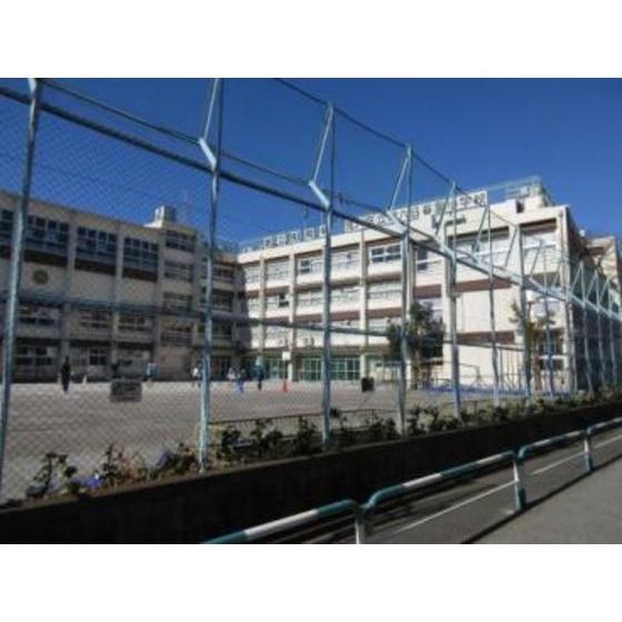 小学校「荒川区立第六日暮里小学校まで424m」