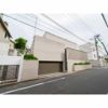 平町の家 光差すリビングルーム、屋上テラスとガレージ付き邸宅の外観