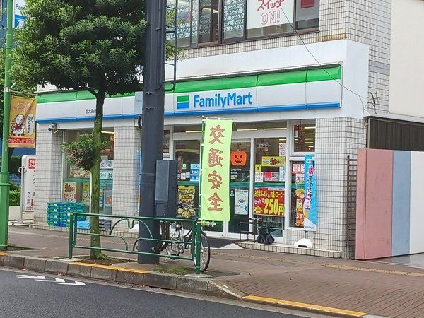 ファミリーマートまで140m