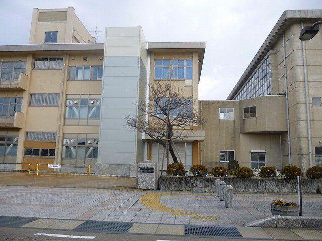 出町中学校まで700m