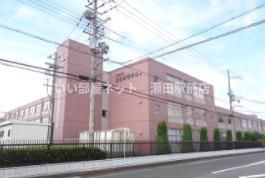 綾羽高等学校(高校・高専)まで300m