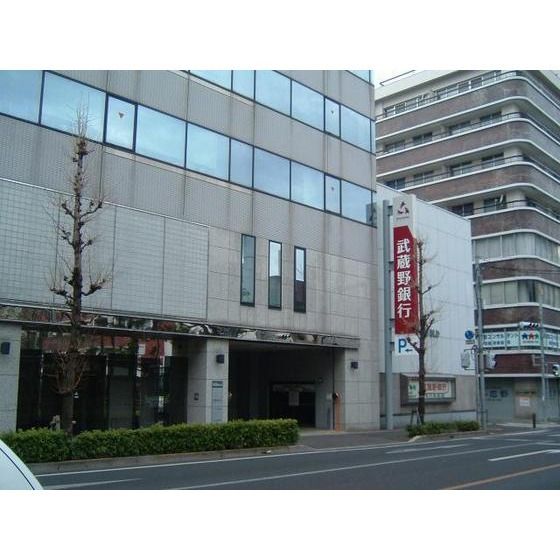 銀行「武蔵野銀行県庁前支店まで77m」