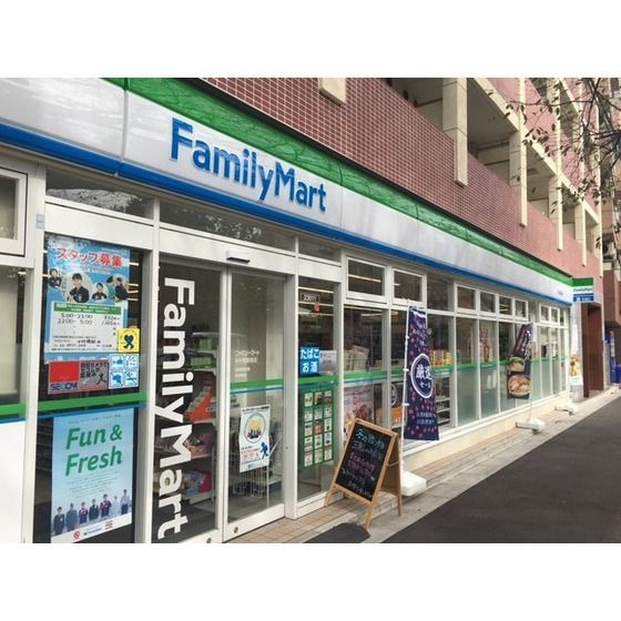 コンビニ「ファミリーマート中村橋駅西店まで515m」