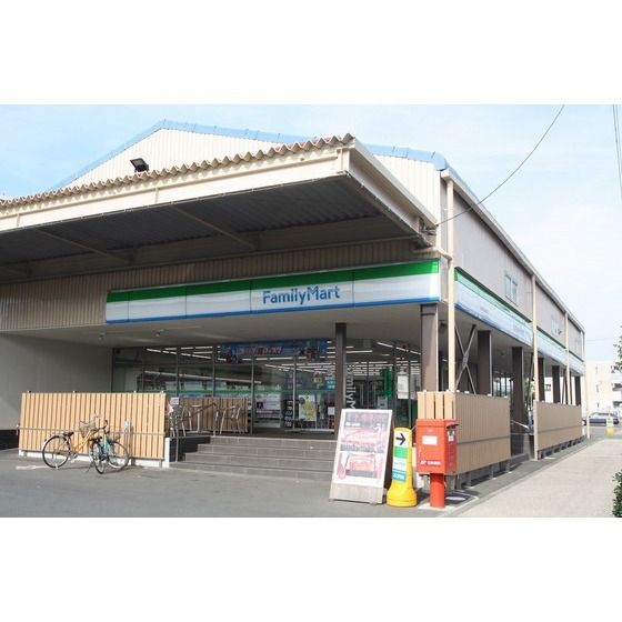 コンビニ「ファミリーマート厚木岡田団地店まで10m」