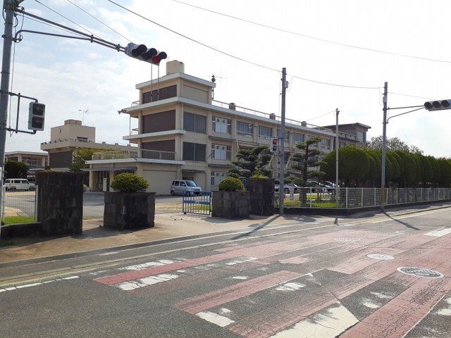 笠岡市立中央小学校まで1800m