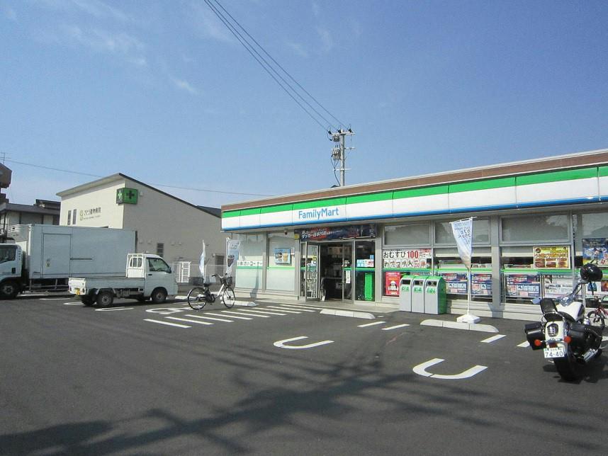 ファミリーマート(117m)