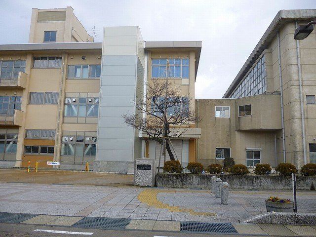 出町中学校まで2200m