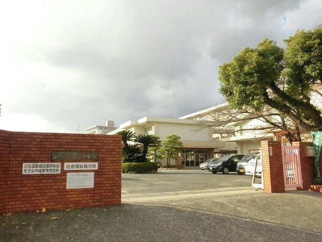 穴生小学校(500m)