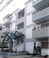白い小さなマンション六甲の外観