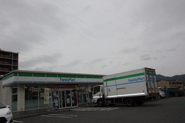 ファミリーマートまで850m