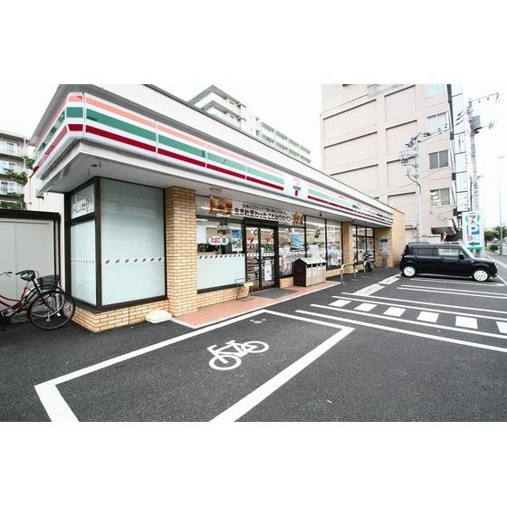 コンビニ「セブンイレブン厚木水引店まで300m」