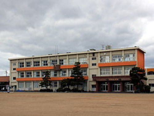 大関小学校まで2600m