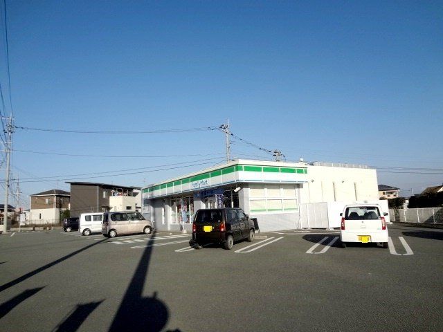 ファミリーマートまで930m