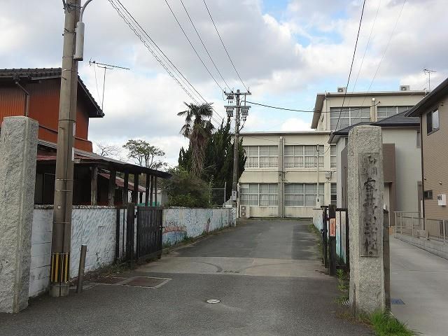 中間市立底井野小学校(620m)