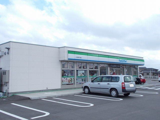 ファミリーマートまで950m
