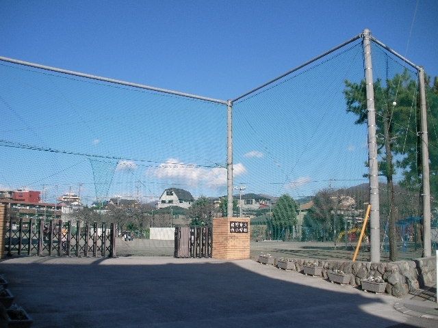 小学校「裾野市立西小学校まで1024m」