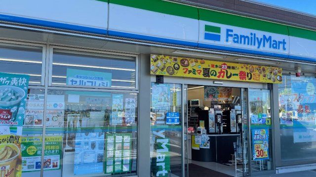 ファミリーマート(1300m)