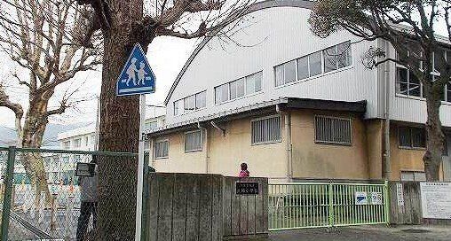 大楠小学校まで326m