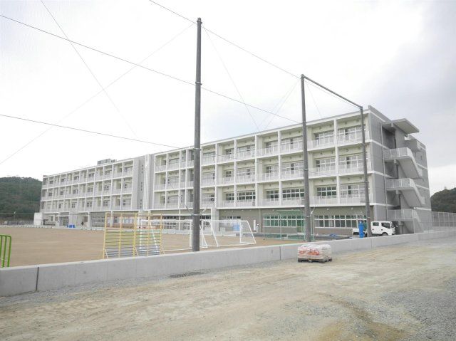 ひびきの小学校(120m)