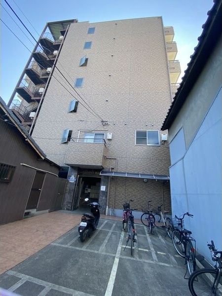 クィーンライフ勝山北の外観画像