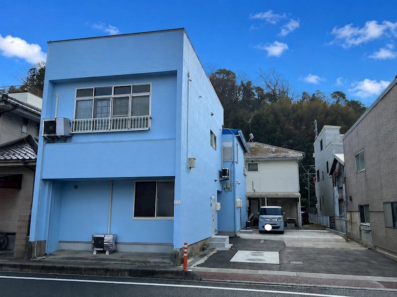 青い家の外観画像