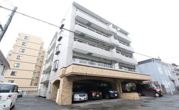 ロワイヤルハイム山鼻の外観画像