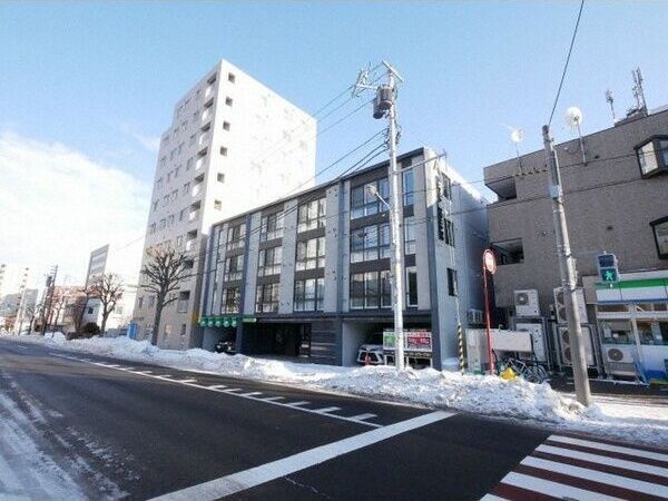 アルファスクエア学園前の外観画像