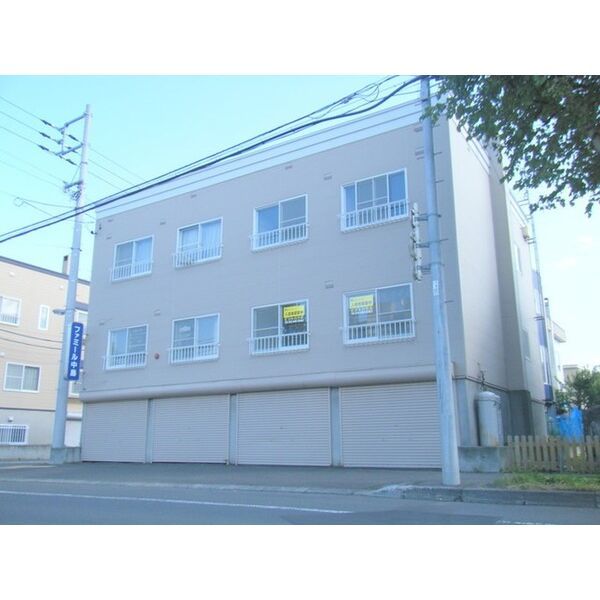 ファミール中島(個別車庫込み)の外観画像