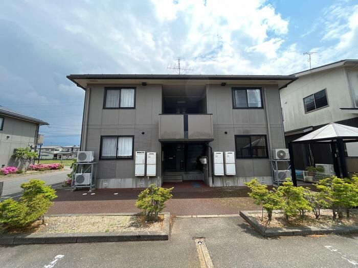 ロイヤルタウン白山 Bの外観画像
