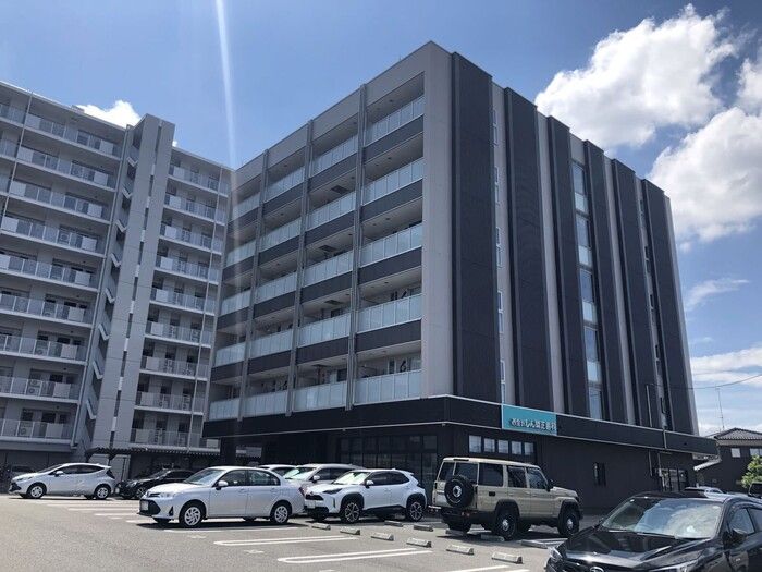 グランデ西金沢駅前の外観画像