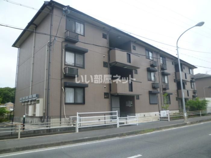 ロイヤルガーデン上牧 A棟の外観画像