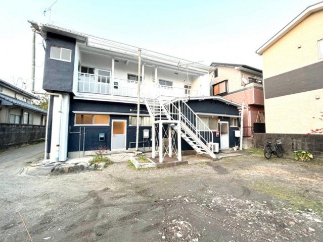 青と白の外観画像