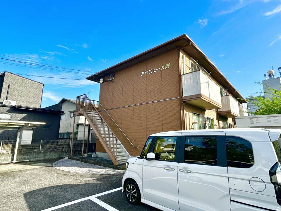 アベニュー大財の外観画像