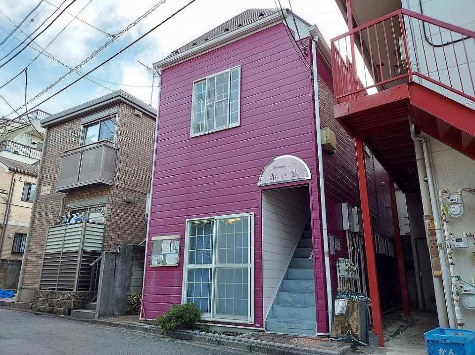 レオパレス赤い家の外観画像