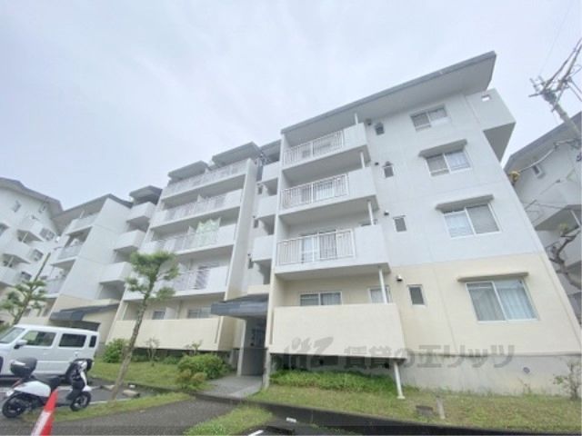 奈良青山一丁目団地10号棟の外観画像