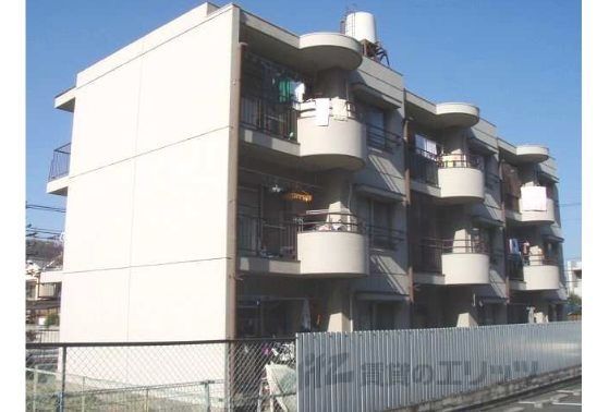 野色マンションの外観画像