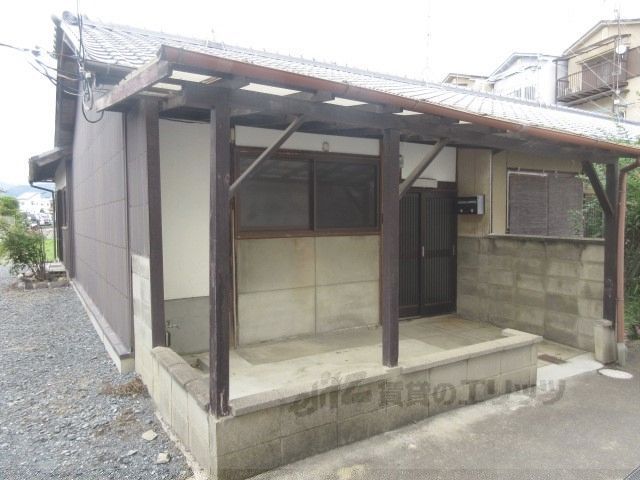 嵯峨石ケ坪町41-2貸家の外観画像