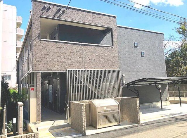 クレイノペルレシュロスの外観画像