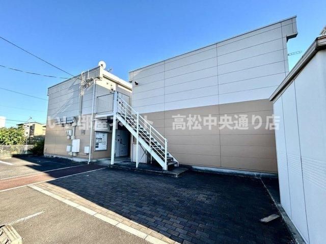 レオパレスpine crestの外観画像