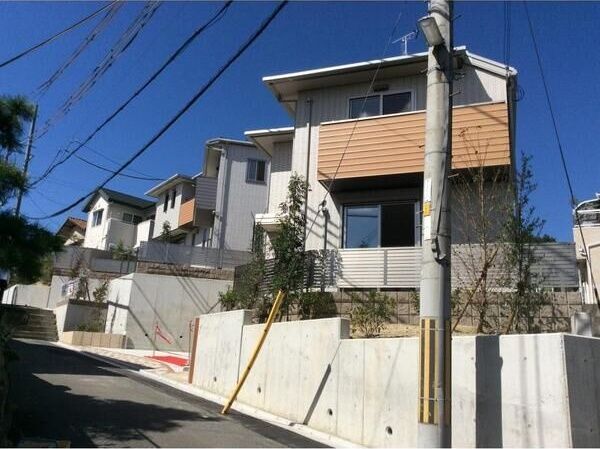 千里山西タウンハウス D棟の外観画像