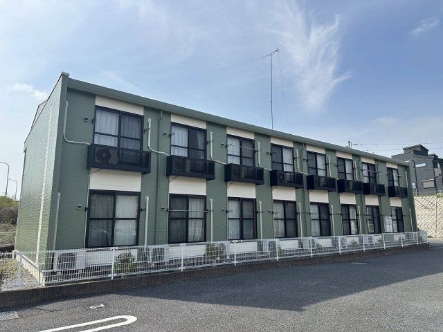 レオパレスリビングメイト学園前の外観画像