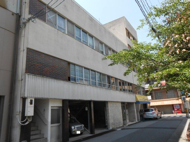 上本組ビルの外観画像